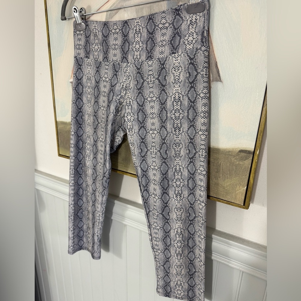 ONZIE‎ Gray & White Cropped Snake Print Leggings Size Medium - Picture 5 of 9